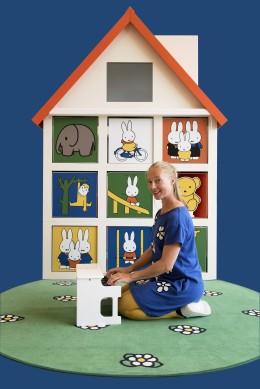 Nijntje_-_fotograaf_Willem_Schalekamp_zittend.jpg